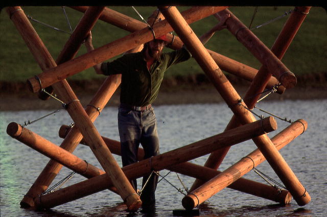 File:12 strut Floating Logs Tom Flemons inside.jpg