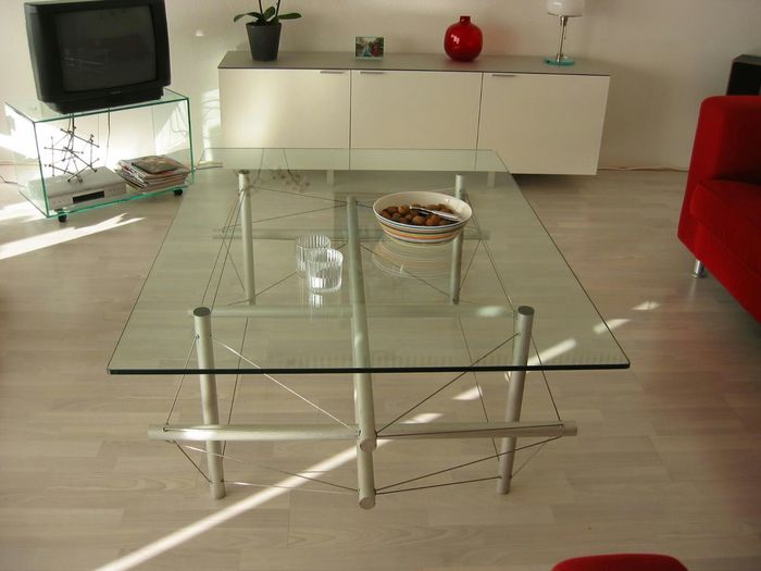 File:9 strut table side3 van Dokkum.jpg