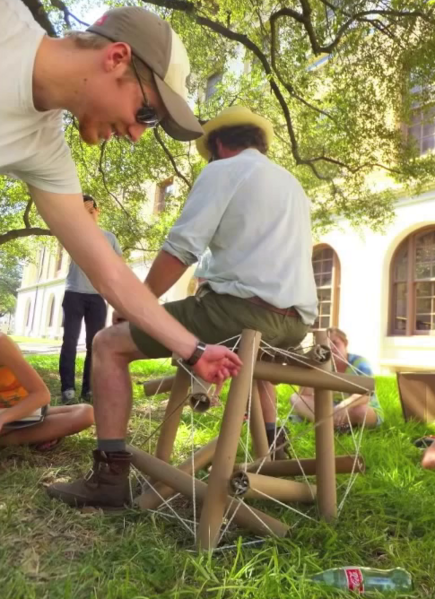 File:12 strut stool in use rear by Rasmussen.PNG