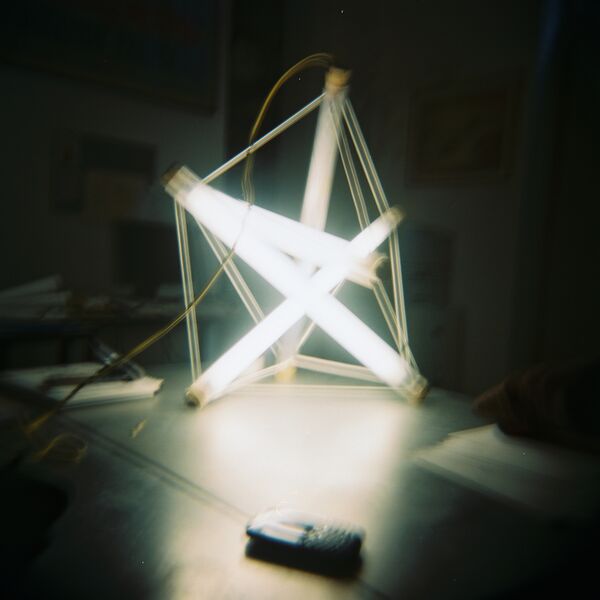 File:4 strut lamp by 9999pure.jpg