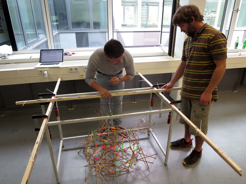 File:BLOB measuring small scale model by Bernhard Sill.jpg