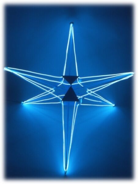 File:Nucleated strut electroluminescent tensegrity light 2002 by Senior.jpg